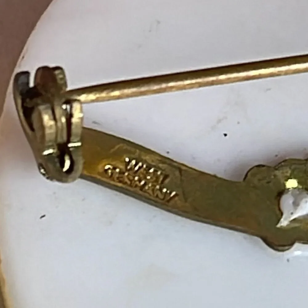 Vintage saluting kitty in uniform pin.